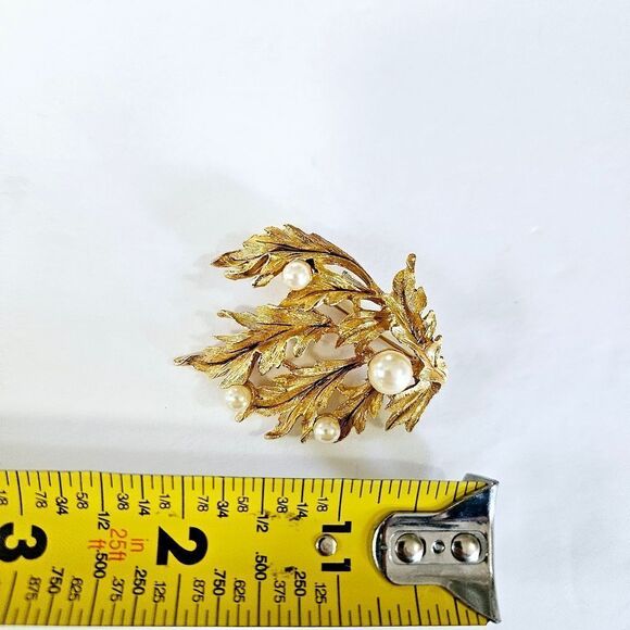 Vintage Richelieu Signed Seagrass Matte Textured Gold Tone Faux Pearl Brooch Pin - Picture 7 of 7